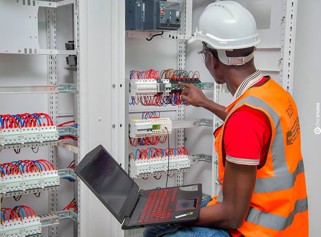 Analyse technique B2EI avec ordinateur portable devant armoire électrique