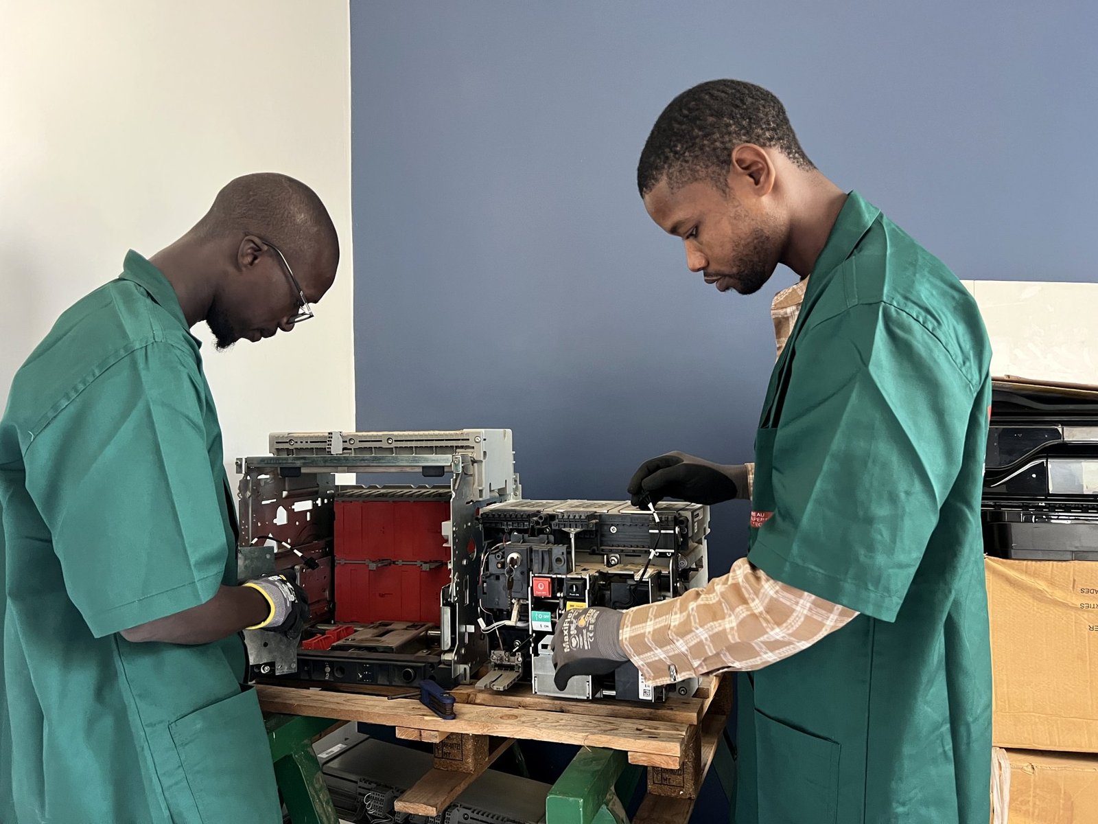 Techniciens B2EI autour d'un équipement électrique pour diagnostic avancé