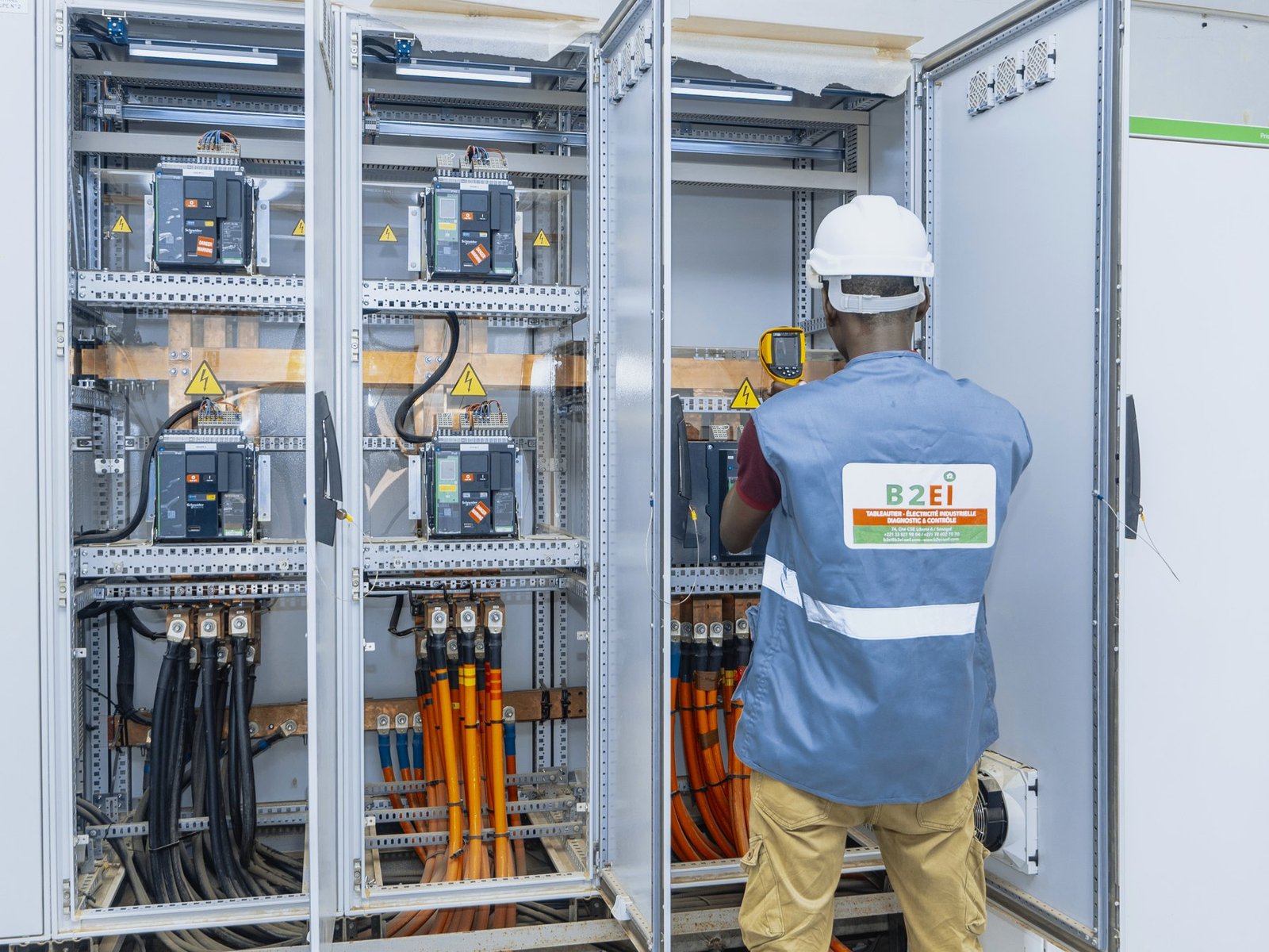Inspection d'une armoire électrique industrielle
