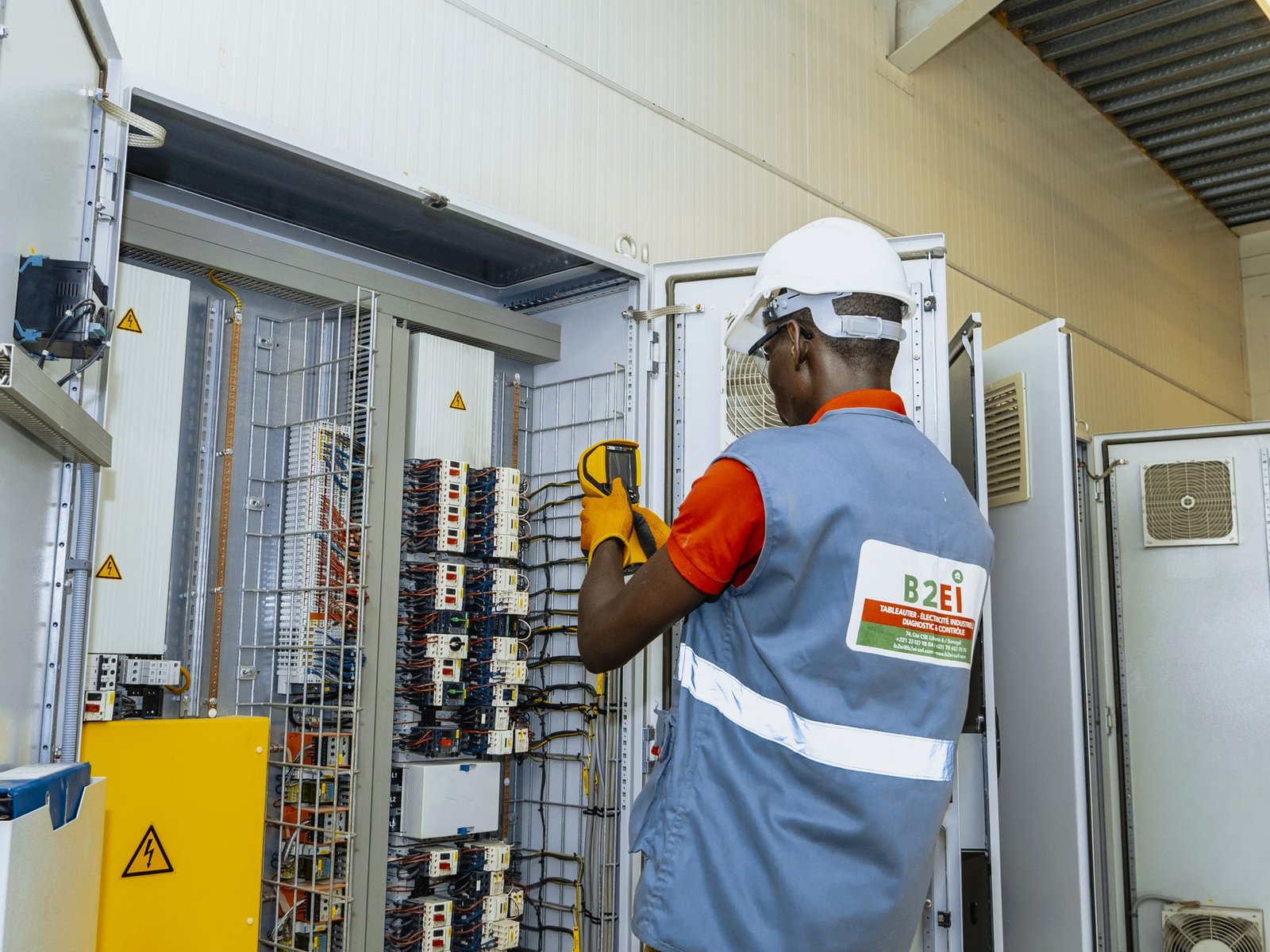 Technicien B2EI réalisant un contrôle thermique